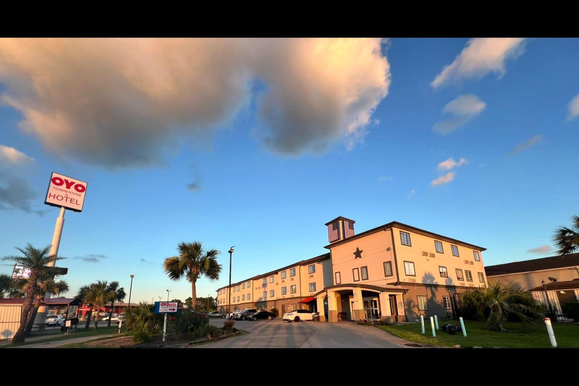 Oyo Townhouse Sulphur,La Extended Stay Exterior photo